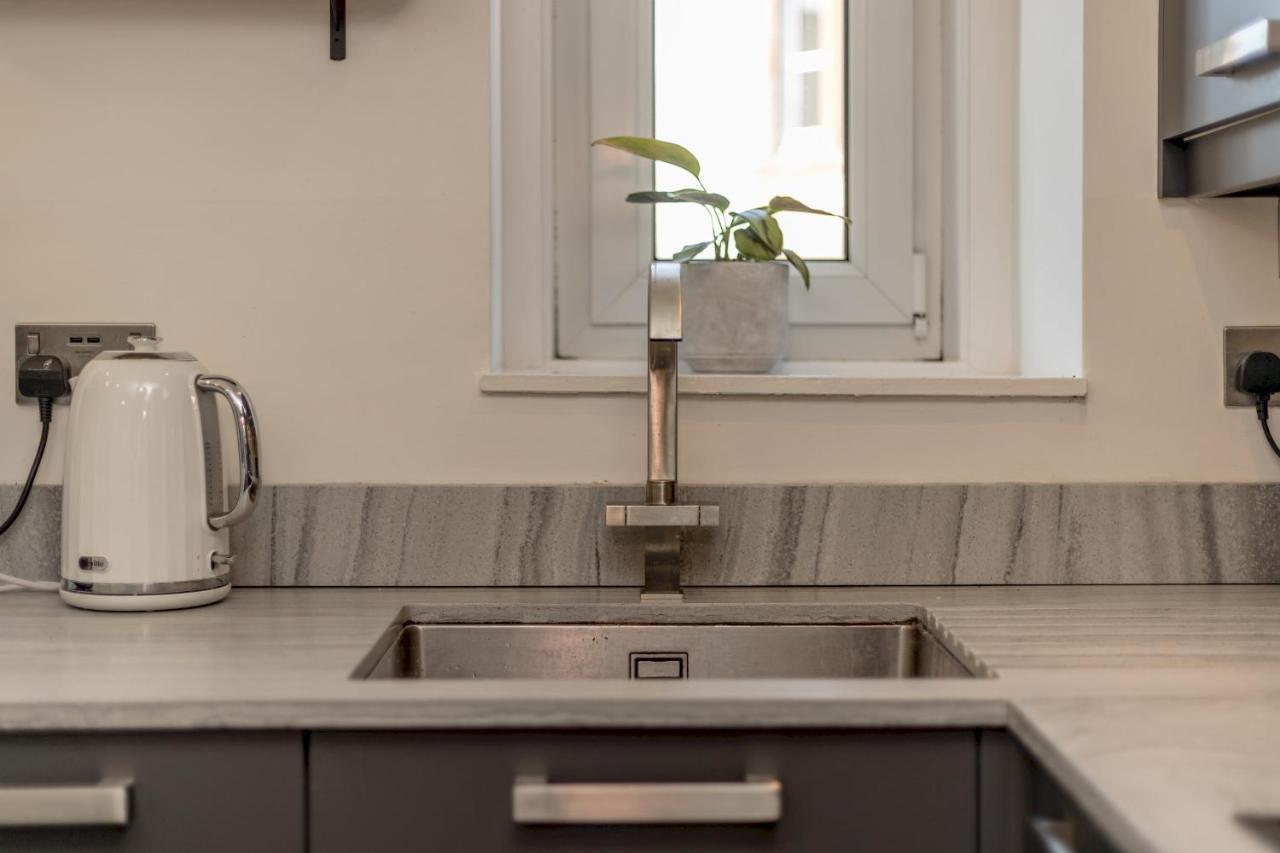 Pass The Keys Stunning 3 Bed Loft Style Apt With Free Parking EDI Eksteriør billede